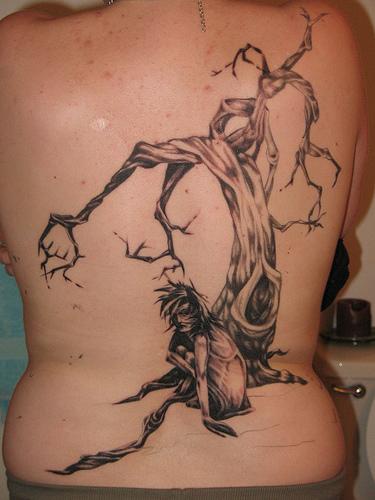 背部枯萎的树和人像纹身图案