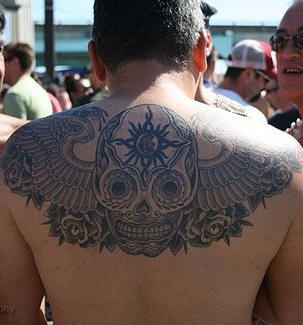 背部装饰骷髅与翅膀纹身图案