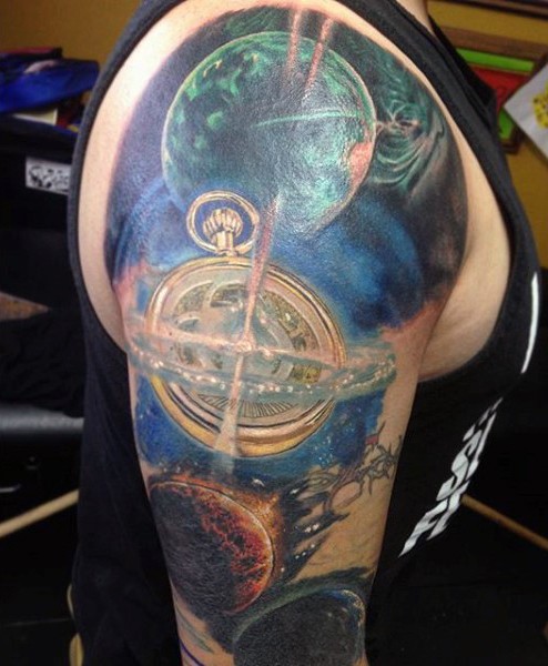 令人难以置信的彩色星球与旧时钟手臂纹身图案
