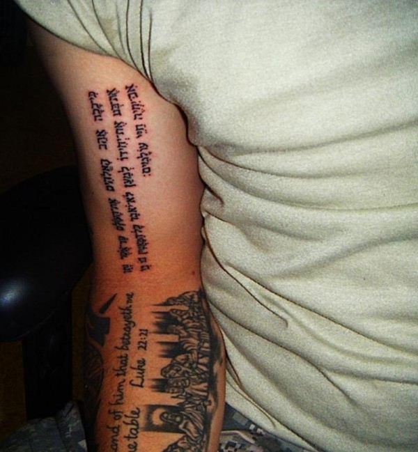 手臂上的黑色宗教字符纹身图案