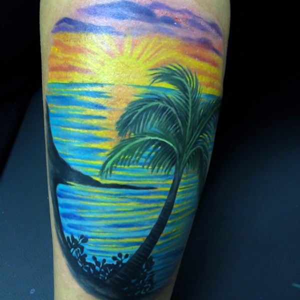 大腿蓝色海洋与太阳纹身图案