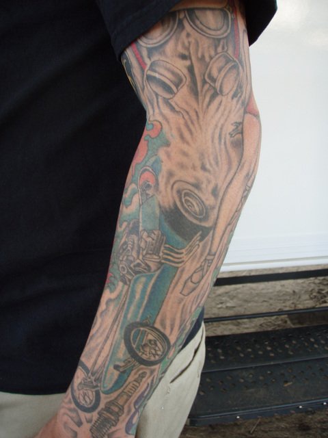 手臂上的赛车彩绘纹身图案