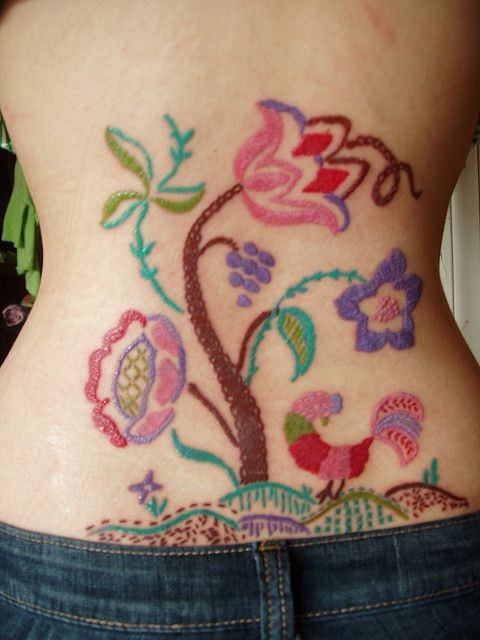 腰部彩色的拼凑花朵树纹身图案