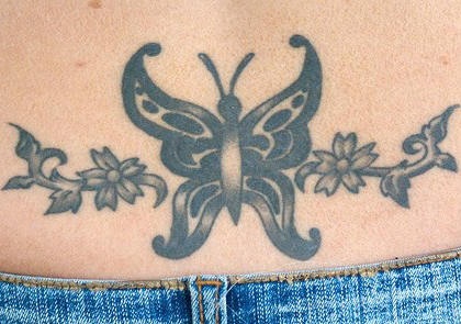 腰部黑色美丽的蝴蝶花朵纹身图案