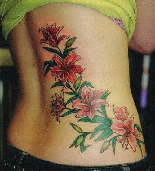 背部和腰部彩色夏威夷花纹身图案
