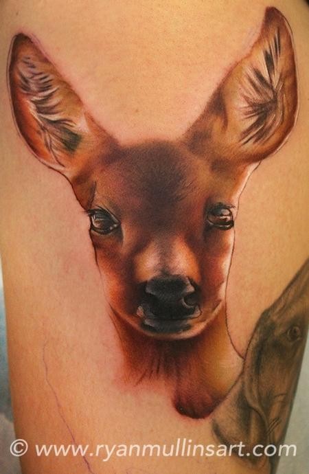 简单的彩色可爱小鹿手臂纹身图案