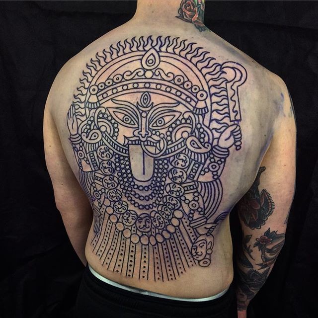背部简单的黑色线条印度神像纹身图案