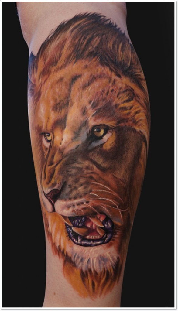 手臂上写实咆哮的狮子纹身图案