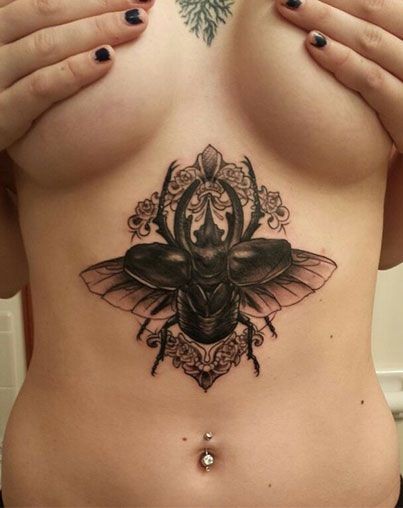 腹部黑色的昆虫花卉纹身图案