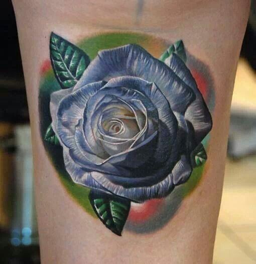 手臂非常逼真的漂亮蓝色玫瑰纹身图案