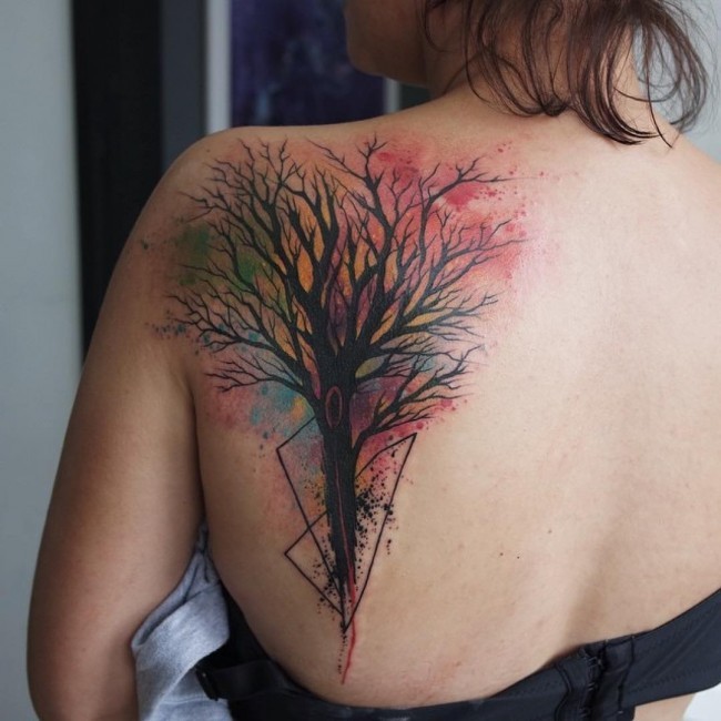 女生背部水彩风格彩绘树纹身图案