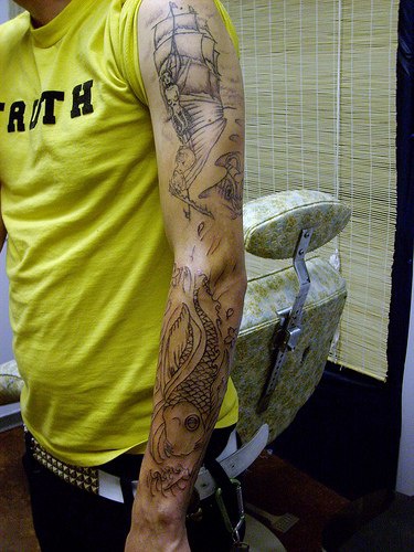手臂亚洲锦鲤和帆船黑色线条纹身图案