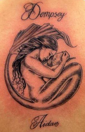 背部美人鱼和婴儿宝宝纹身图案