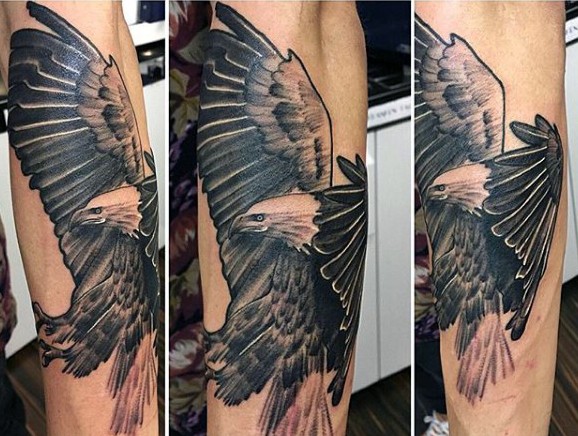 印象深刻的逼真老鹰手臂纹身图案