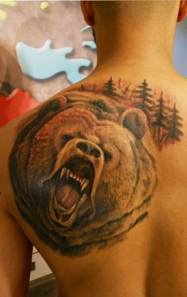 背部一头咆哮的熊纹身图案