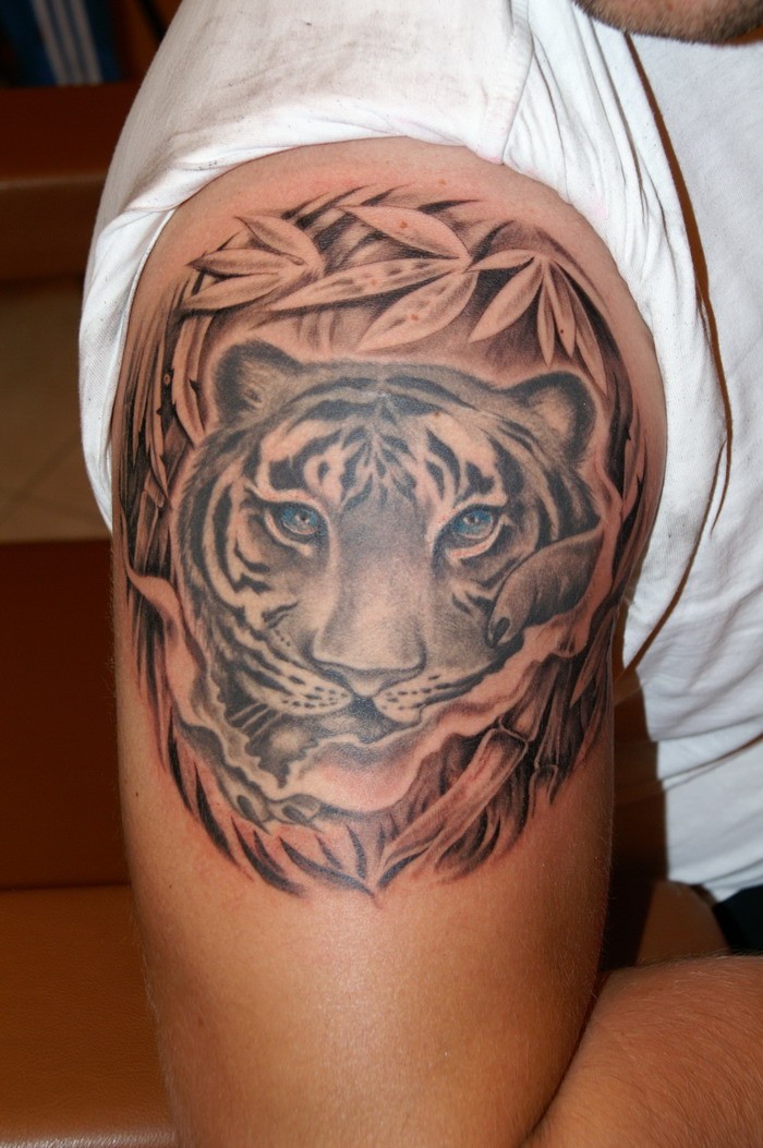 大臂老虎头像和树叶纹身图案