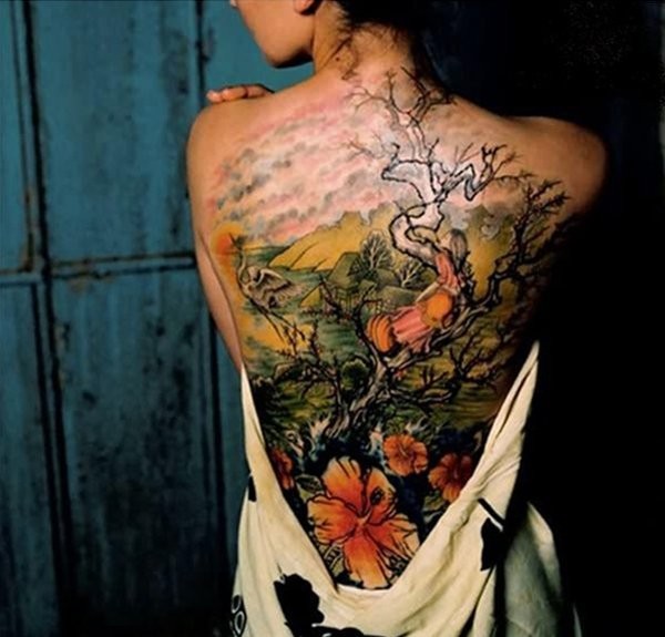 背部优雅的花朵树风景纹身图案