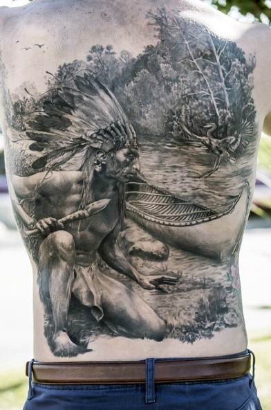 背部惊人美丽的黑色印度猎人与森林纹身图案