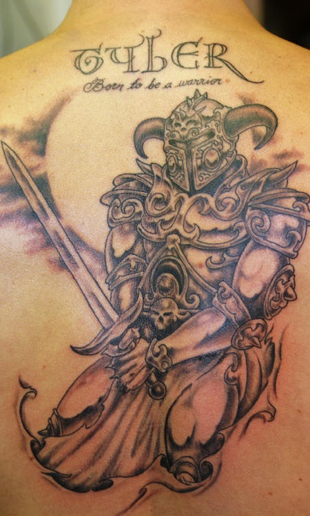 背部武士与刀纹身图案