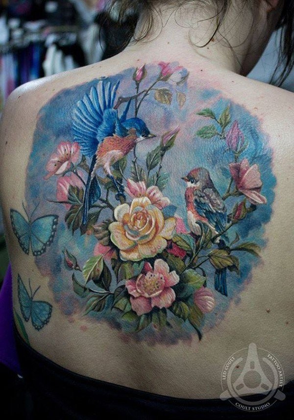 背部令人惊叹的美丽彩色鸟类和蝴蝶玫瑰纹身图案
