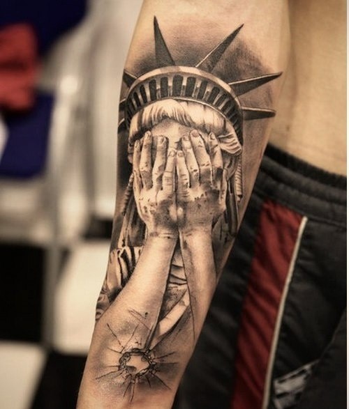 手臂非常写实的自由女神像纹身图案