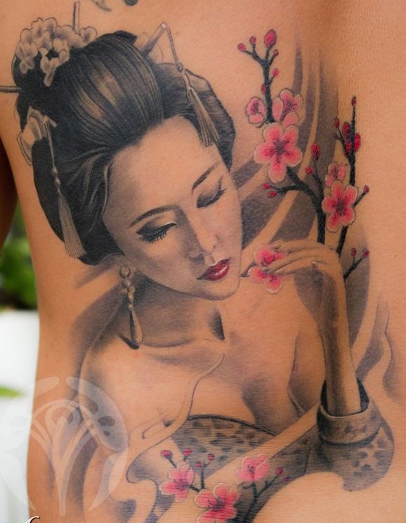 背部可爱的艺妓樱花纹身图案