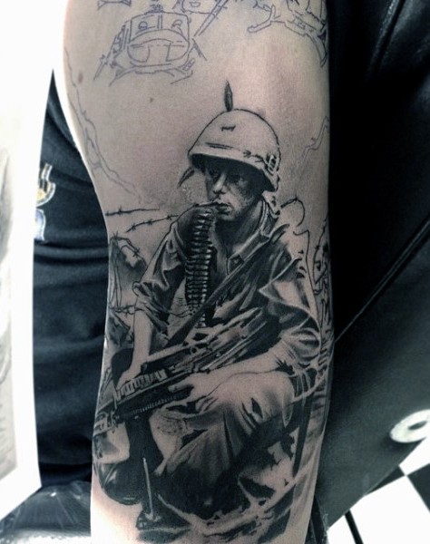 手臂黑白二战士兵肖像纹身图案