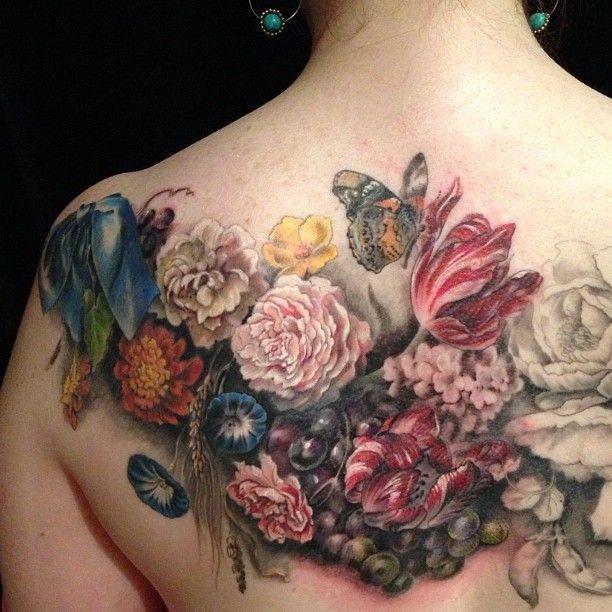 背部可爱的彩色花朵蝴蝶纹身图案