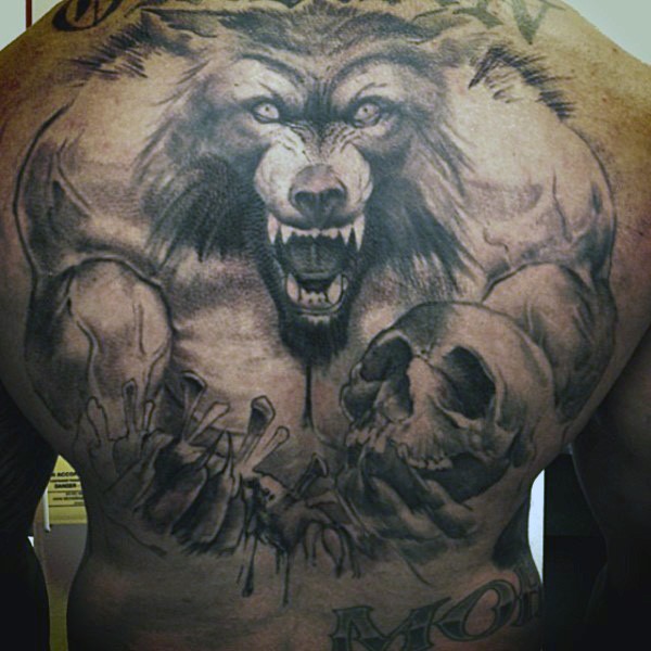 背部华丽的黑白恶魔狼人与骷髅纹身图案