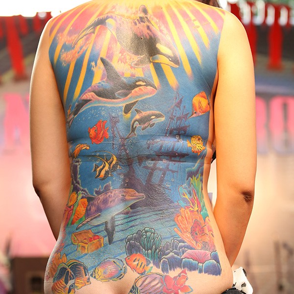 背部彩色的海底世界和虎鲸纹身图案