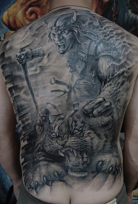 背部凶猛的战士杀死一只老虎纹身图案