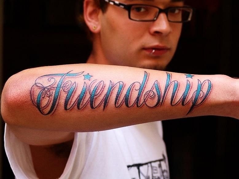 手臂代表友谊的蓝色字母纹身图案