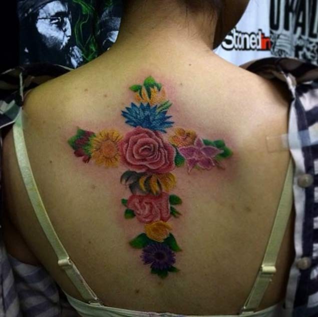 背部独特的五彩花朵整十字架纹身图案