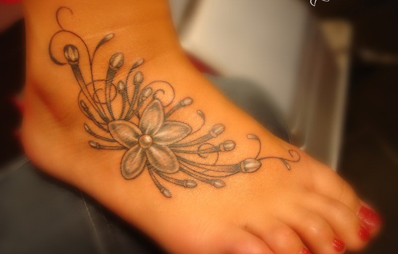 脚背灰色的茉莉花纹身图案