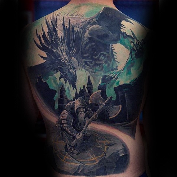 背部幻想风格彩色的战士与龙纹身图案