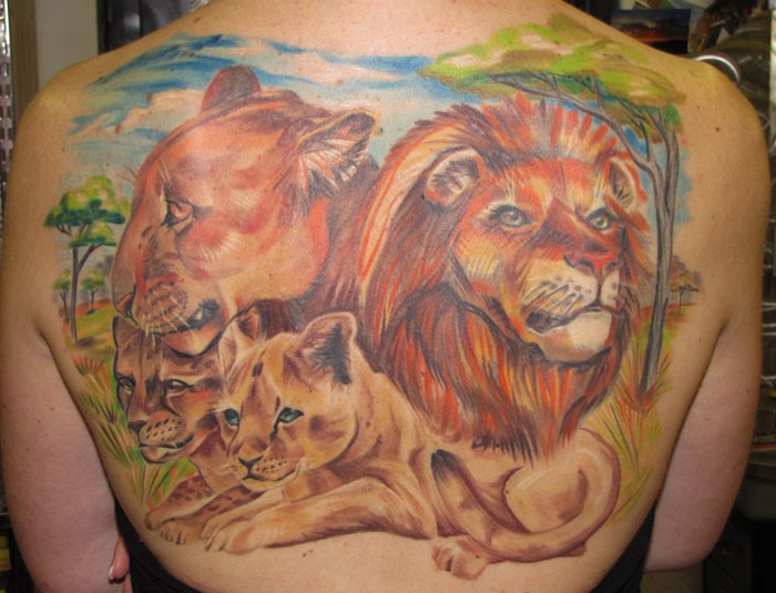 背部彩色好看的狮子大家族纹身图案