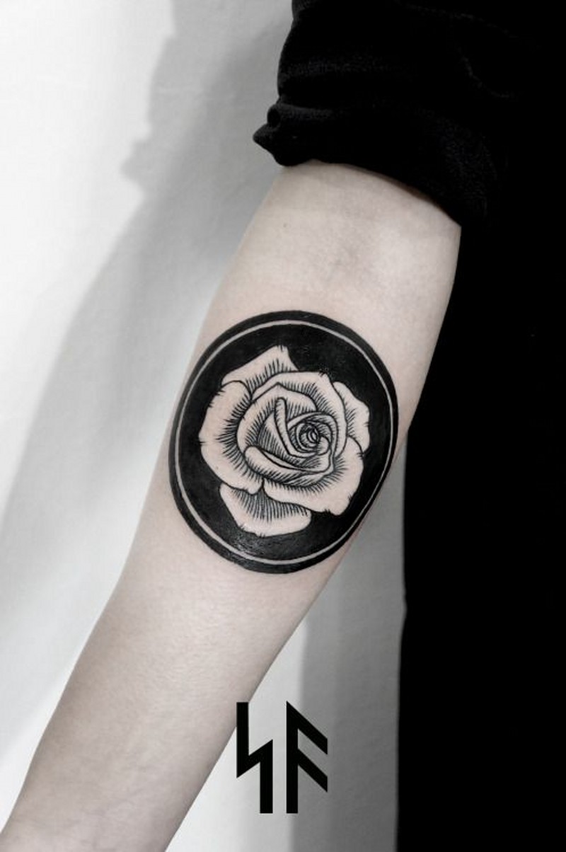 简单的小玫瑰和黑色圆圈手臂纹身图案