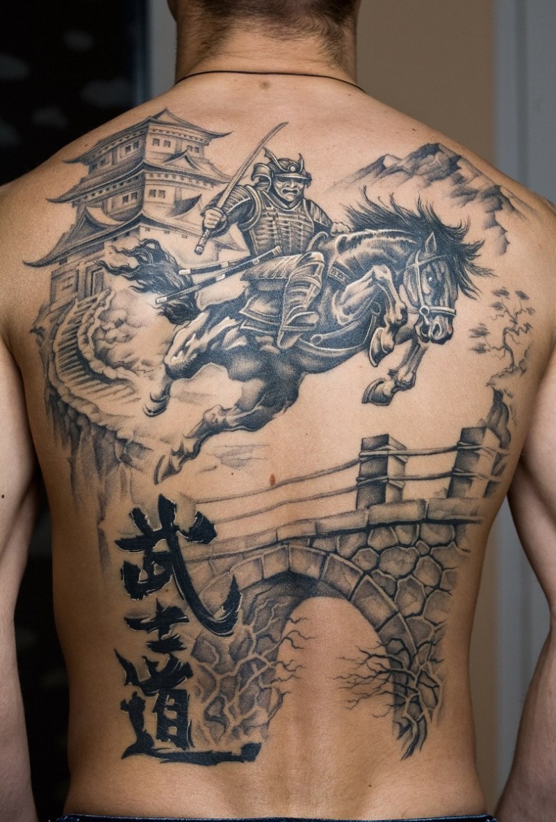 背部马背上的武士和建筑纹身图案