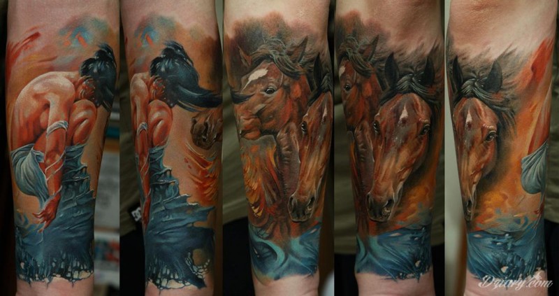 手背美丽的彩色马和美人鱼纹身图案