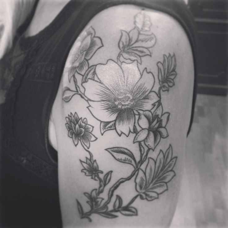 大臂灰色的花卉old school纹身图案