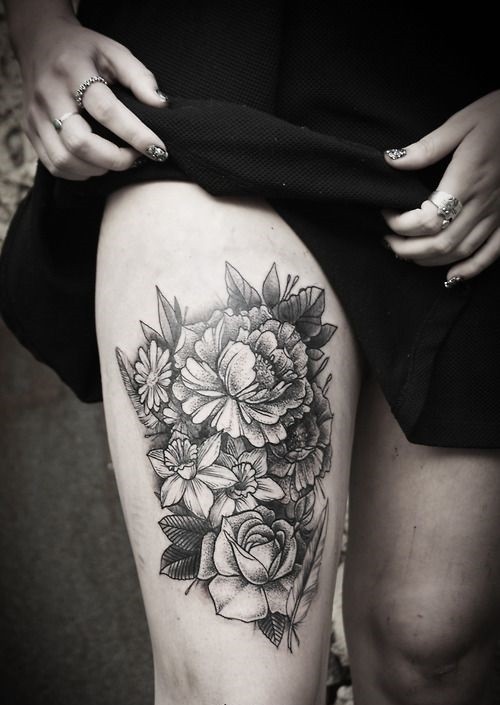 大腿灰色的各种花朵纹身图案