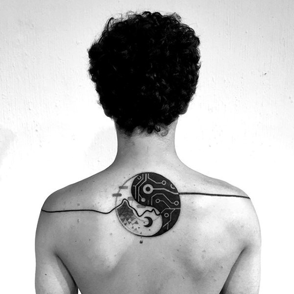 阴阳八卦符号黑色背部纹身图案