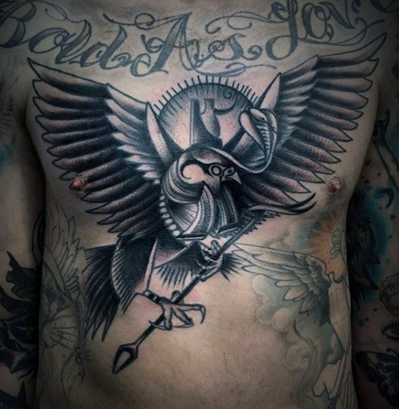 胸部old school黑色鹰与箭纹身图案