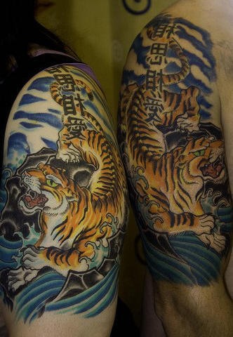 大臂彩绘下山虎和海浪汉字纹身图案
