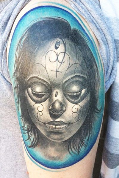 大臂蓝色背景与黑灰死亡女郎纹身图案