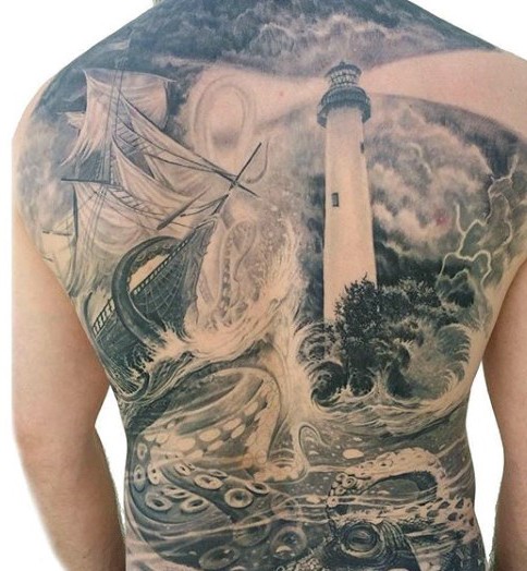 背部奇妙的黑白航海帆船与鱿鱼和灯塔纹身图案