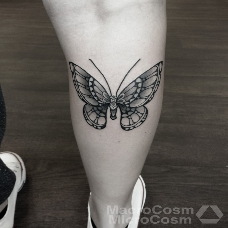 小腿黑灰美丽的蝴蝶纹身图案