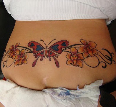 腰部彩色的蝴蝶与兰花纹身图案