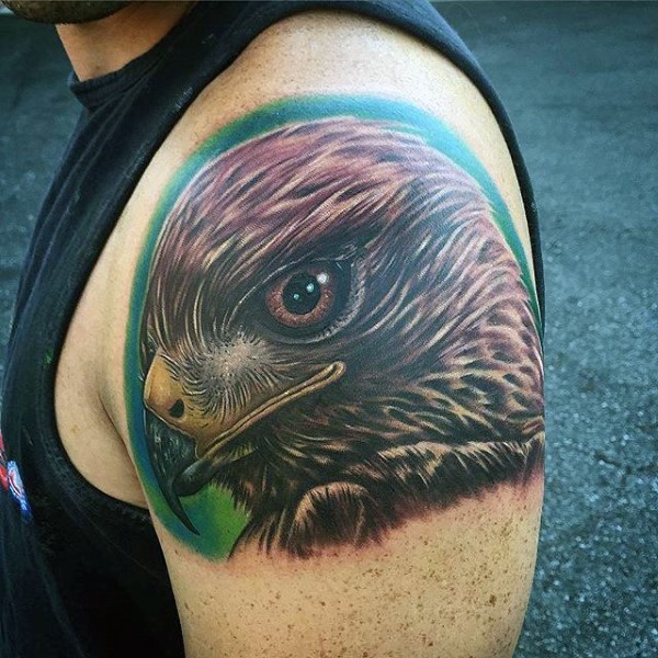 华丽的彩色大鹰头部手臂纹身图案