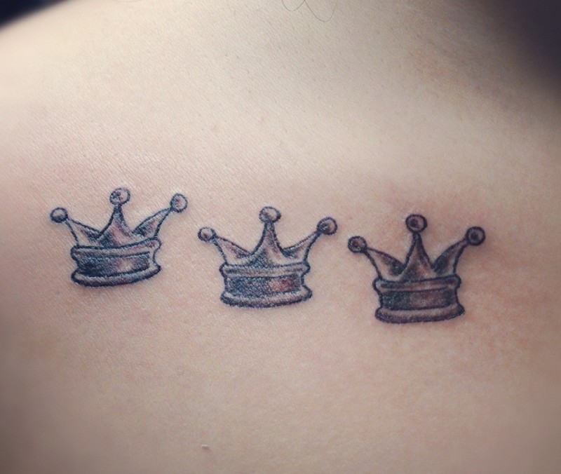 三个小漂亮的皇冠背部纹身图案